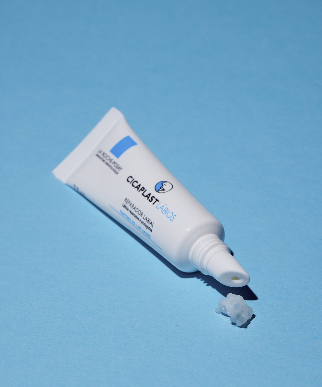 Hidratante labial Cicaplast La Roche-Posay com produto saindo