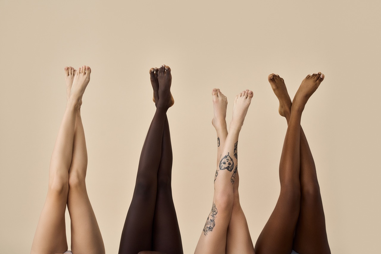 Mulheres com as pernas para cima para evitar inchaço na barriga