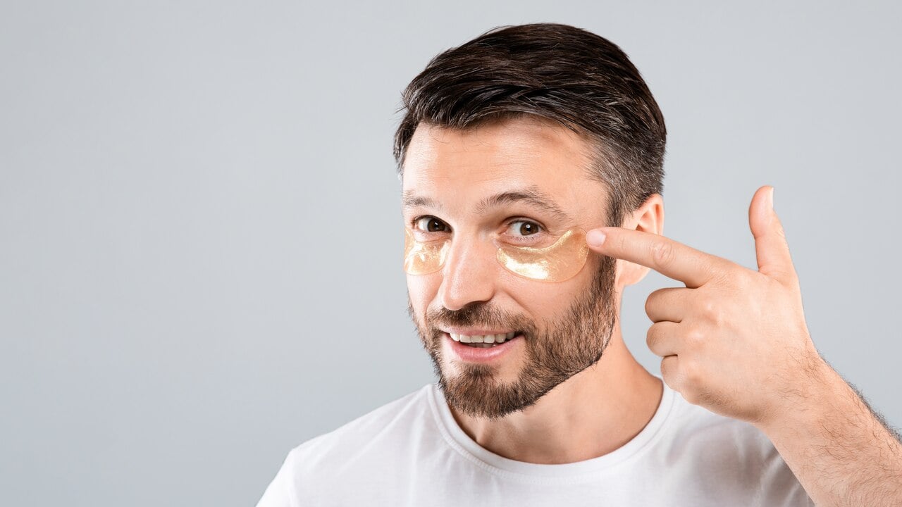 Homem usando adesivo antirrugas