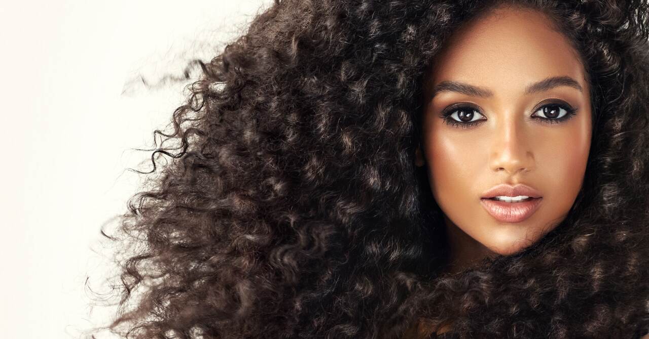 Mulher com tipo de cabelo cacheado