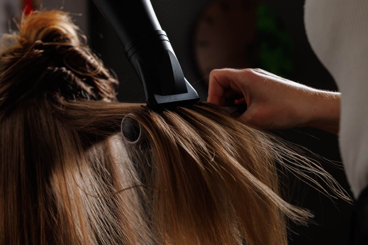 Cabeleireiro alisando cabelo