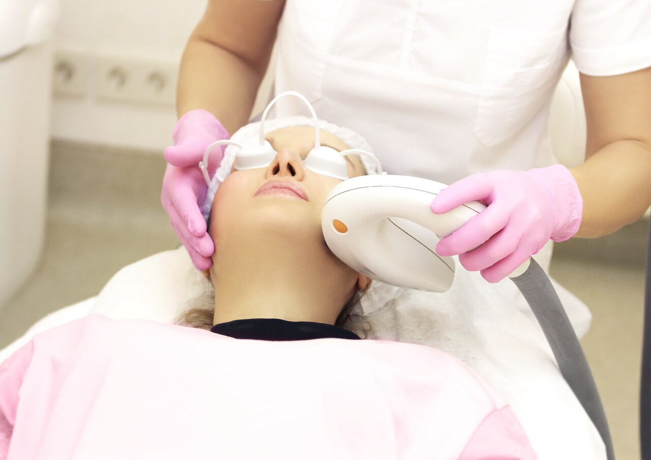 Mulher fazendo procedimento estético que causa inchaço no rosto Mulher fazendo procedimento estético que causa inchaço no rosto