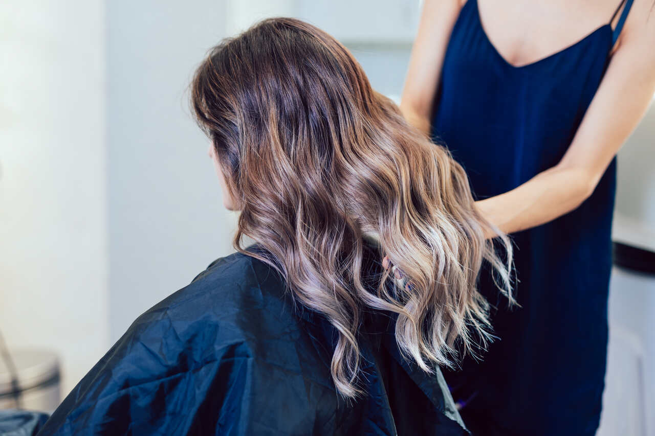 Mulher com cabelo com luzes morena iluminada