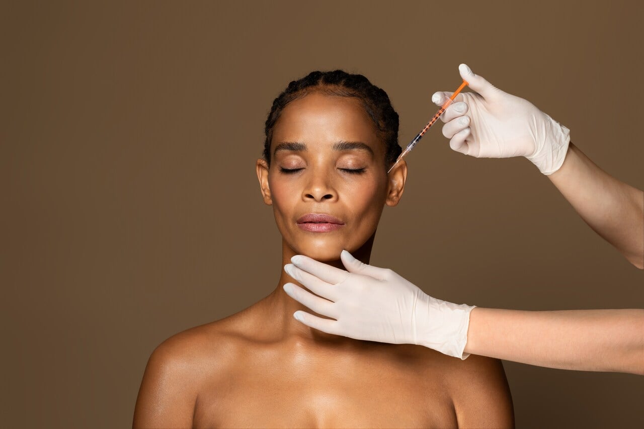 Pessoa realizando lifting facial com bioestimuladores de colágeno