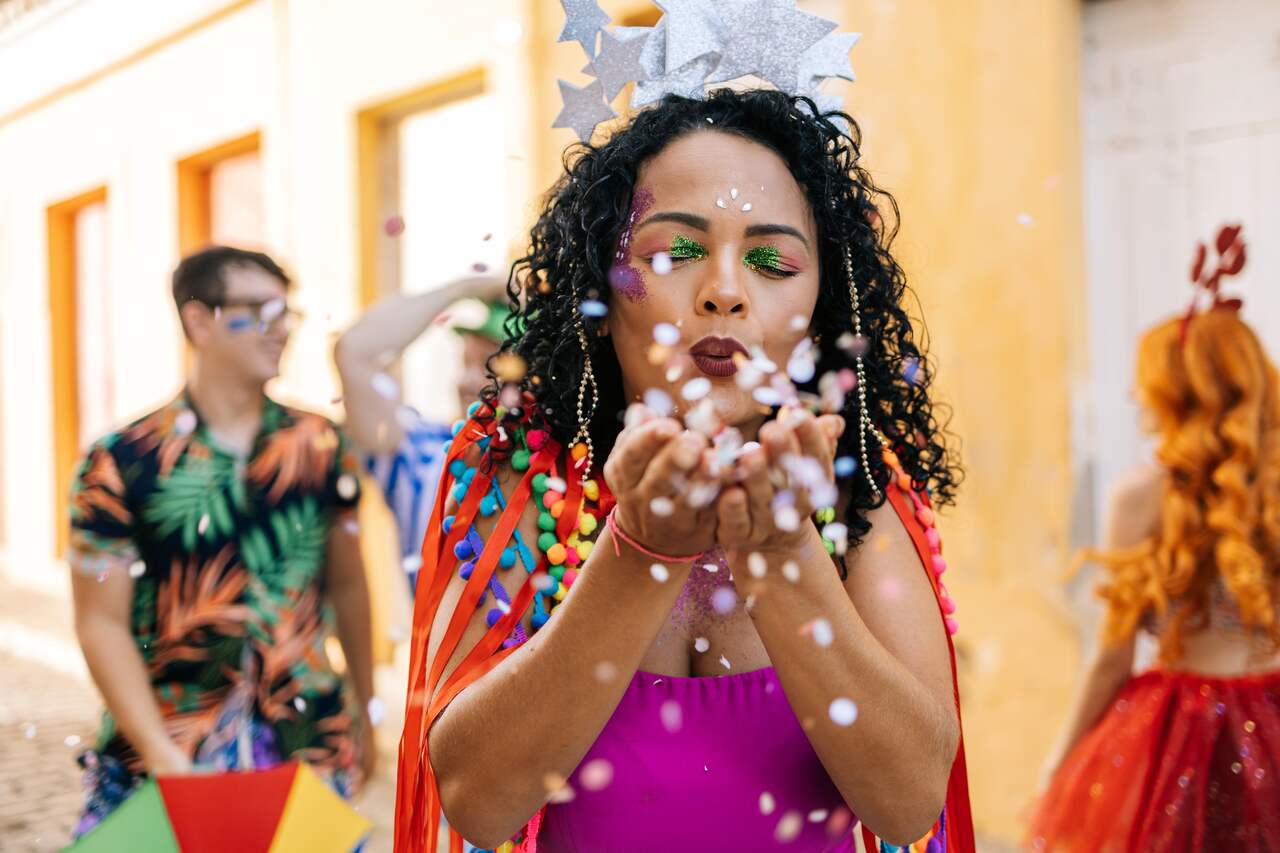 Mulher com maquiagem de carnaval em bloquinho