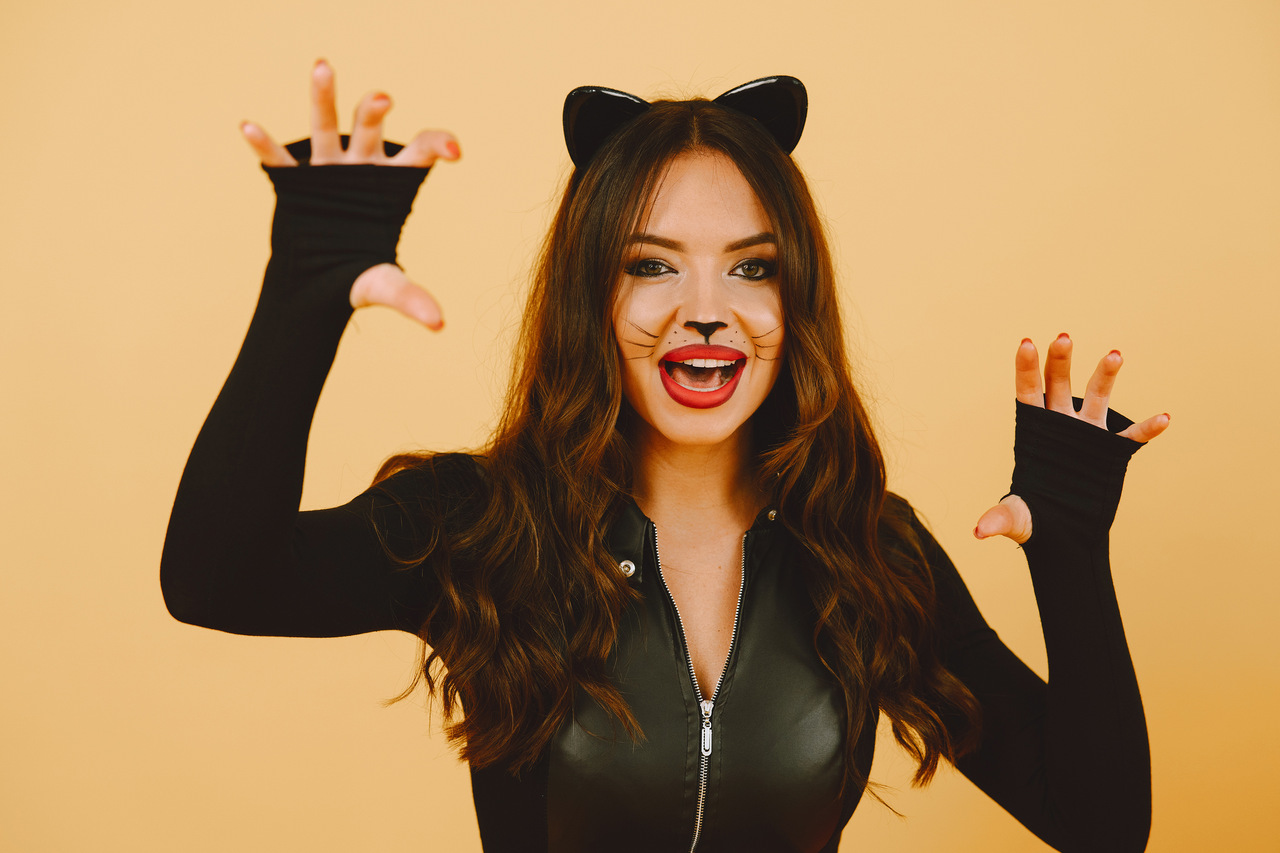 Mulher com maquiagem de halloween de gato