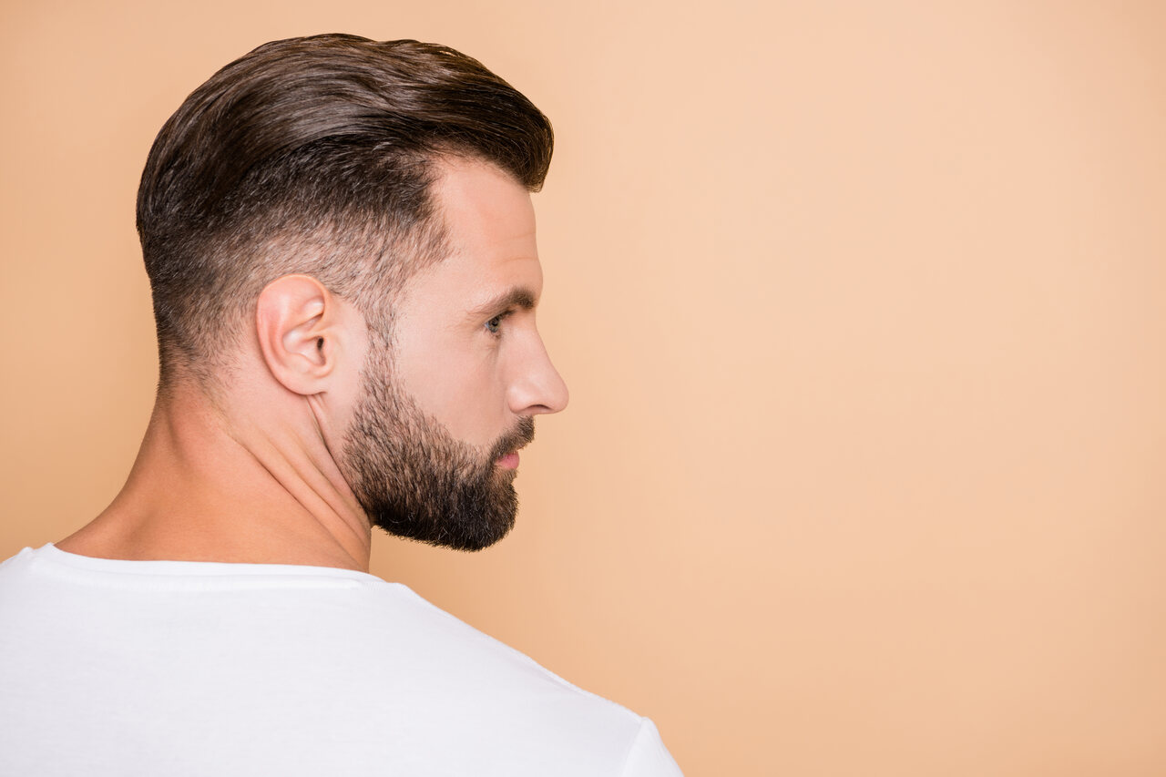 Homem com corte de cabelo social contemporâneo