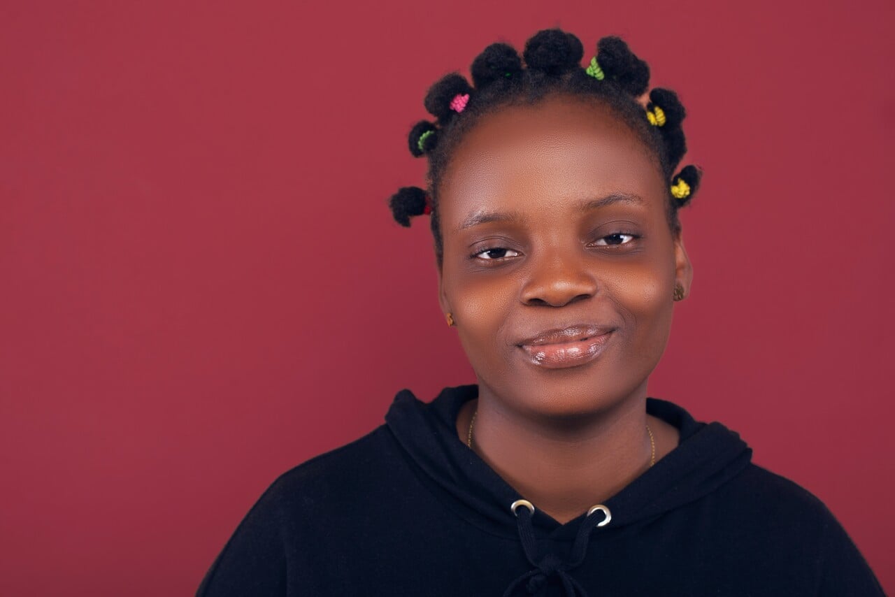 Mulher com cabelo em bantu knots