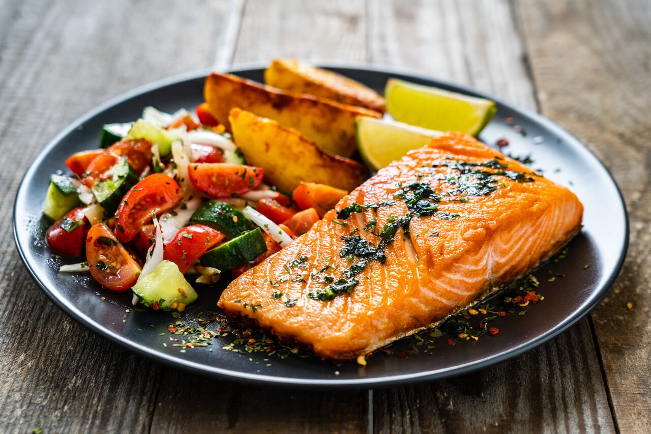Refeição com salmão, rico em colágeno Refeição com salmão, rico em colágeno