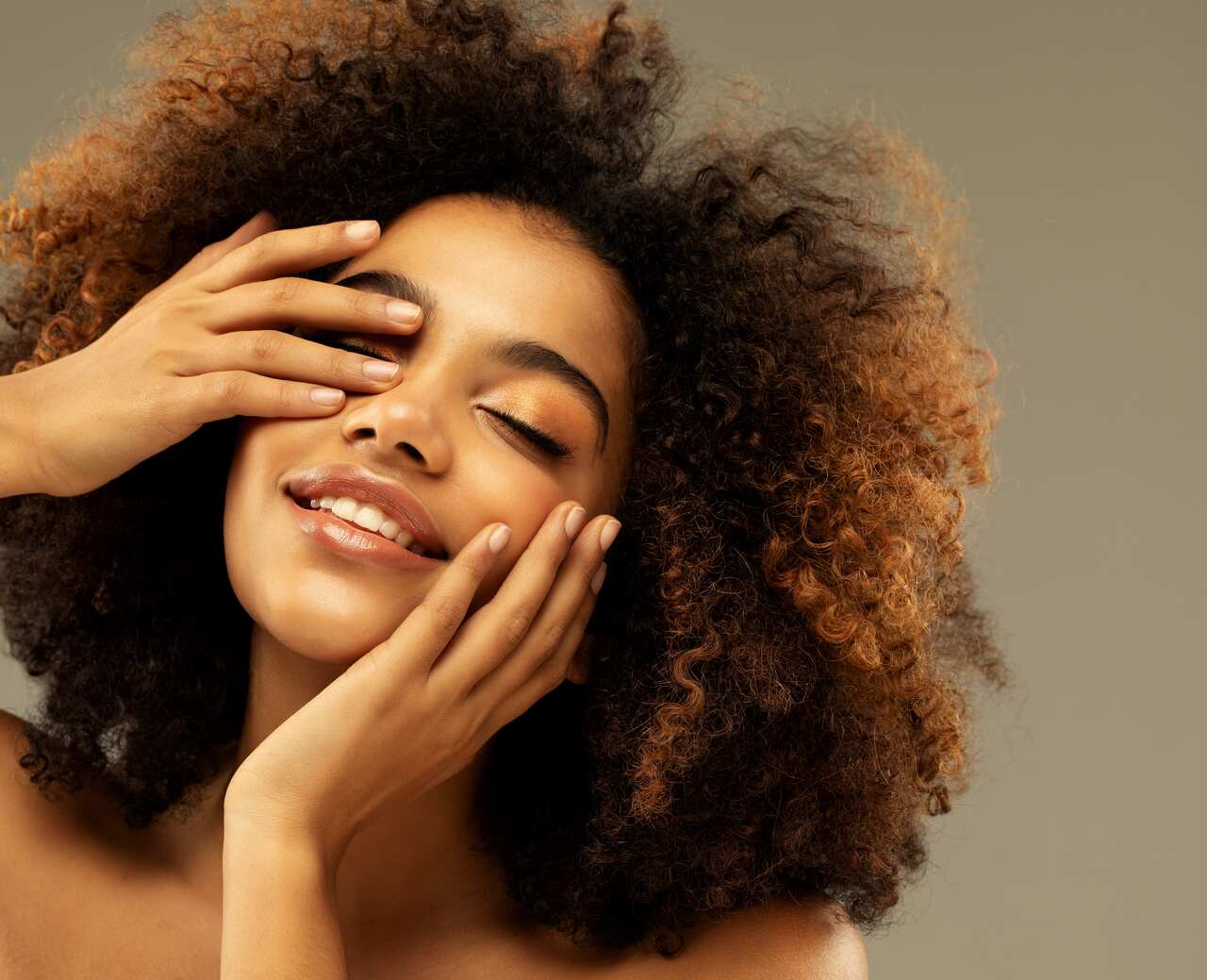 Mulher jovem com cabelo crespo