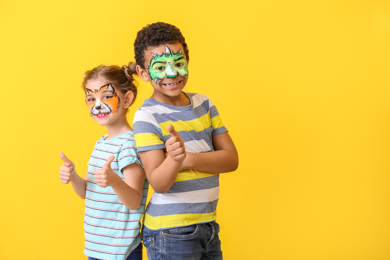 Crianças com maquiagem de carnaval infantil