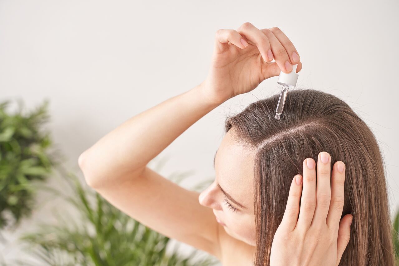 Mulher usando minoxidil 