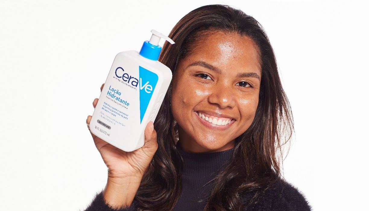 Mulher negra segurando a Loção Hidratante Cerave