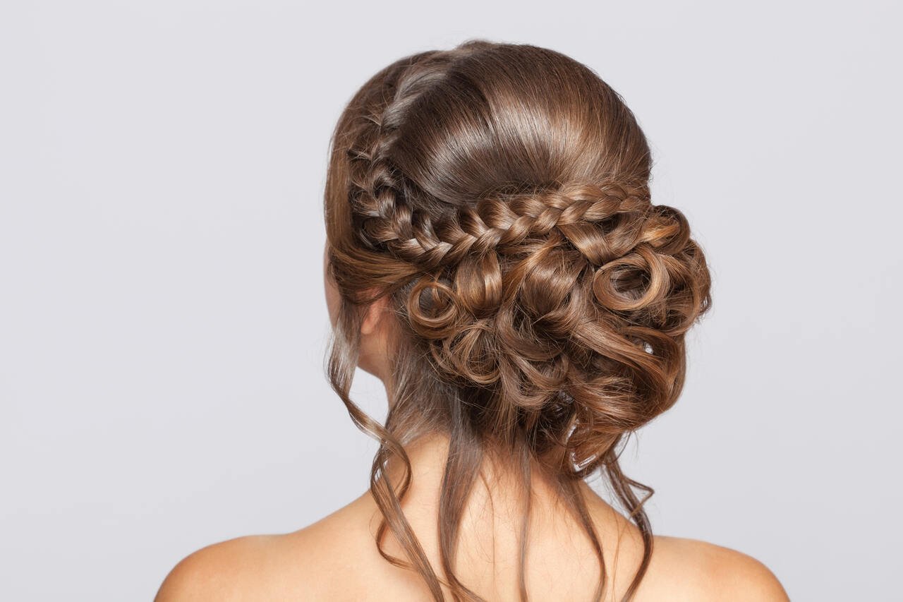 Mulher com cabelo semipreso para formatura