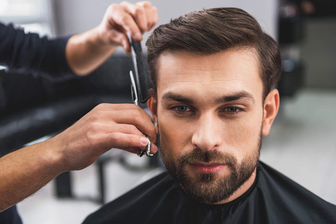 Homem com corte de cabelo social masculino clássico