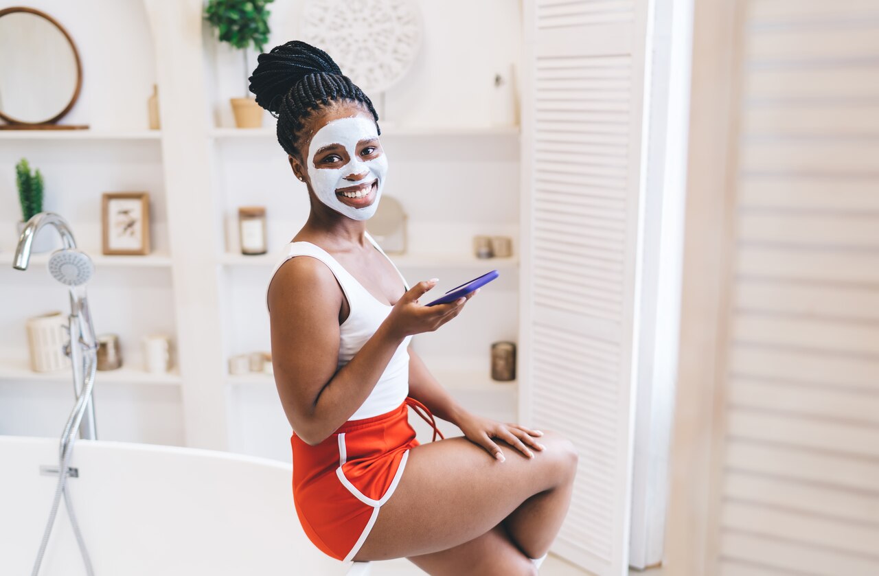 Mulher fazendo um pedido pelo iFood no Dermaclub