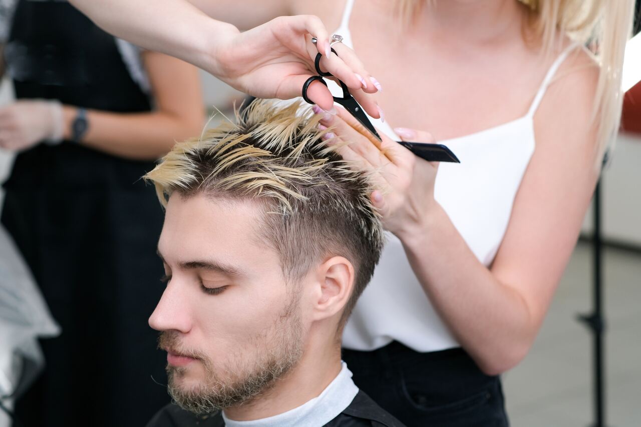 Homem cortando seu cabelo com luzes