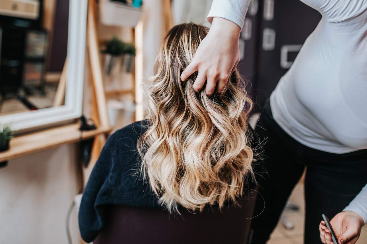Mulher com cabelo com luzes praianas