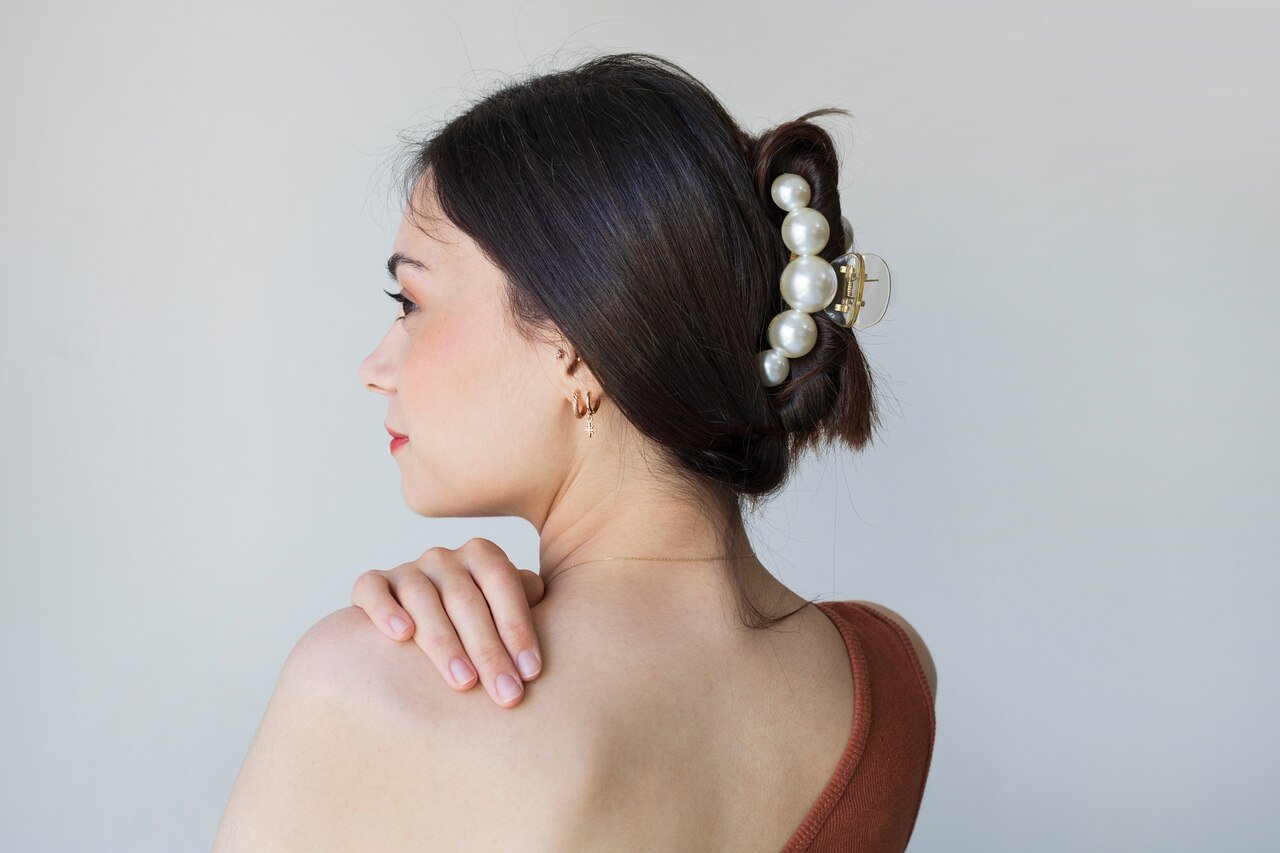 Mulher com presilha para formatura