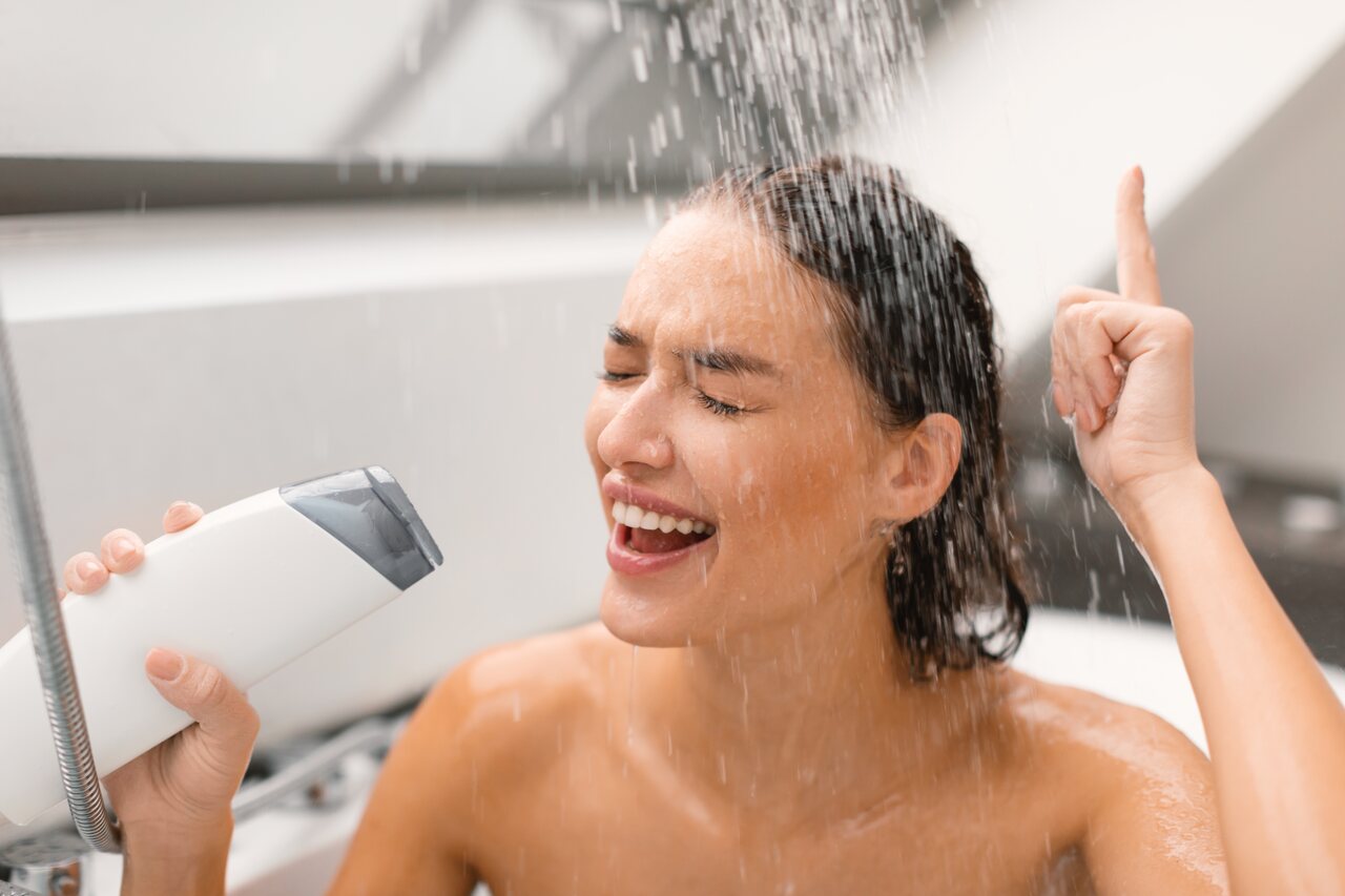 Mulher lavando o cabelo