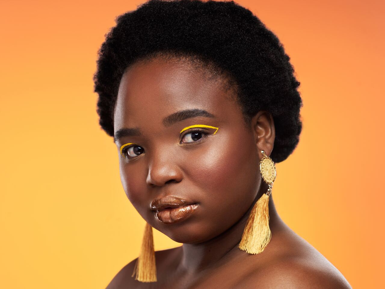 Mulher negra com olho com delineado gráfico