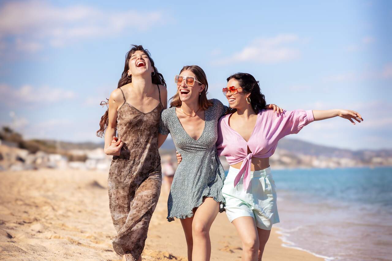 Grupo de mulheres na praia para celebrar 2026