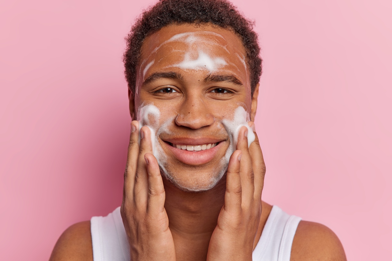 Pessoa cuidando da pele oleosa