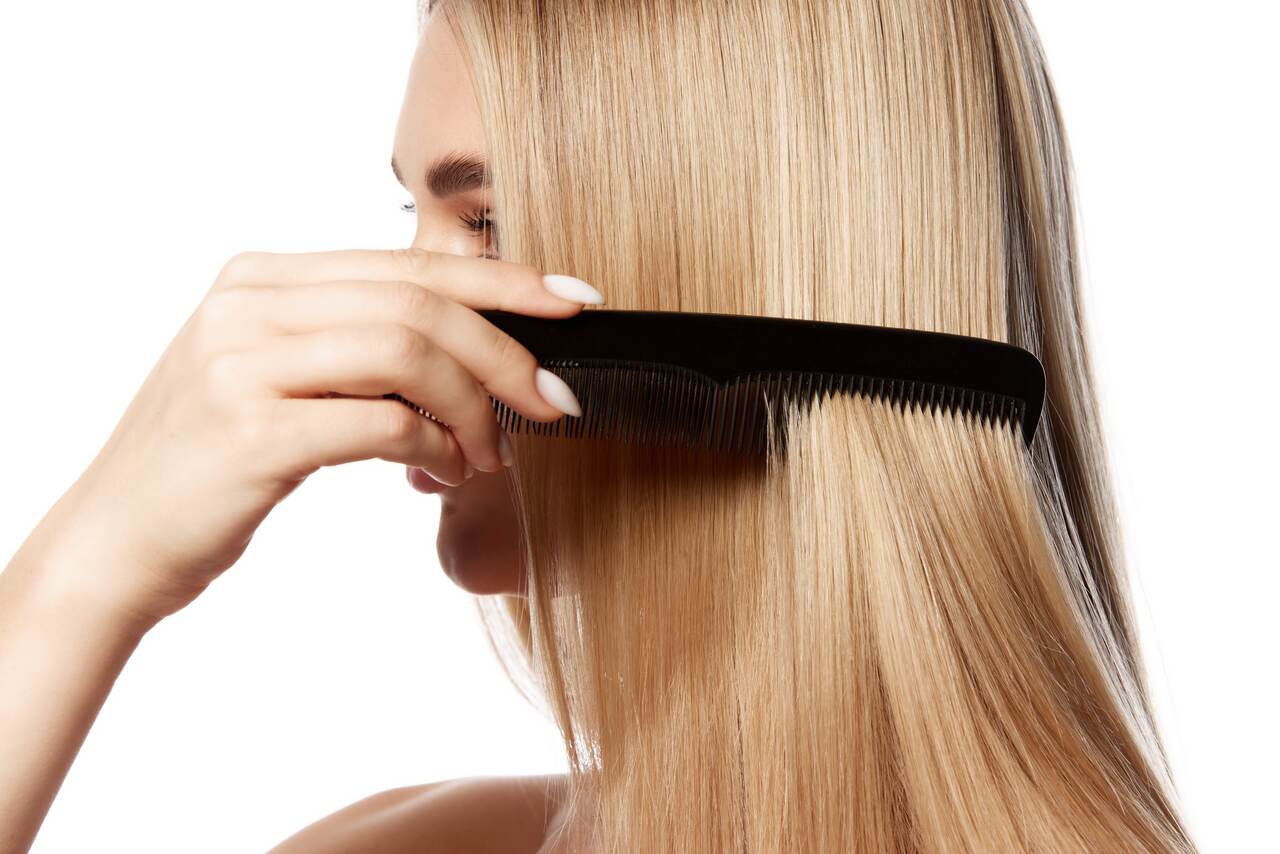 Mulher penteando tipo de cabelo liso