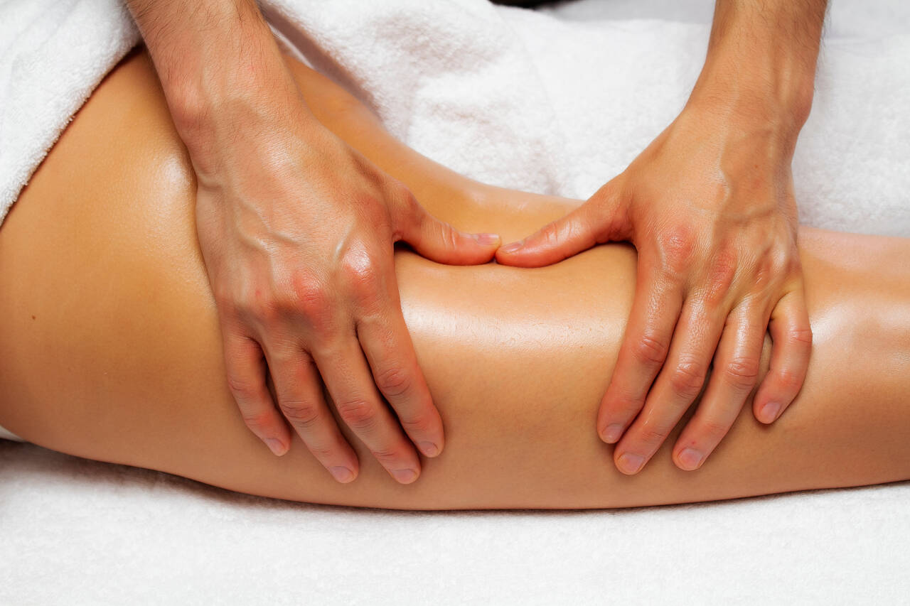 Mulher recebendo massagem linfática na perna