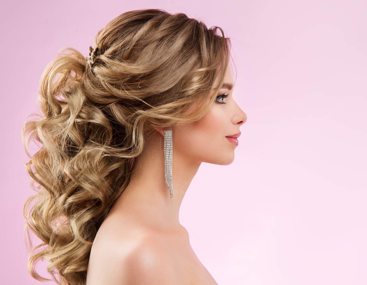 Mulher com cabelo cacheado semi-preso