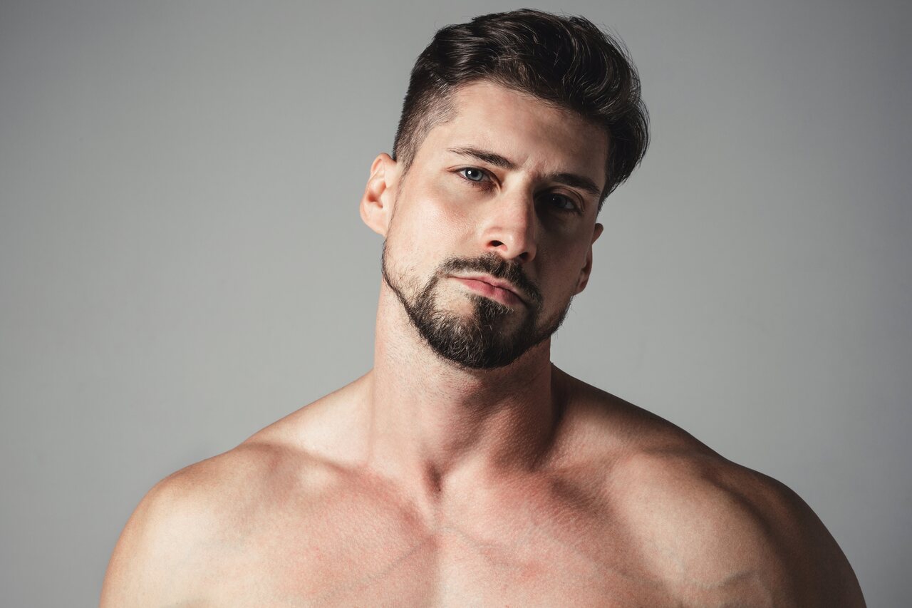 Homem com cabelo liso