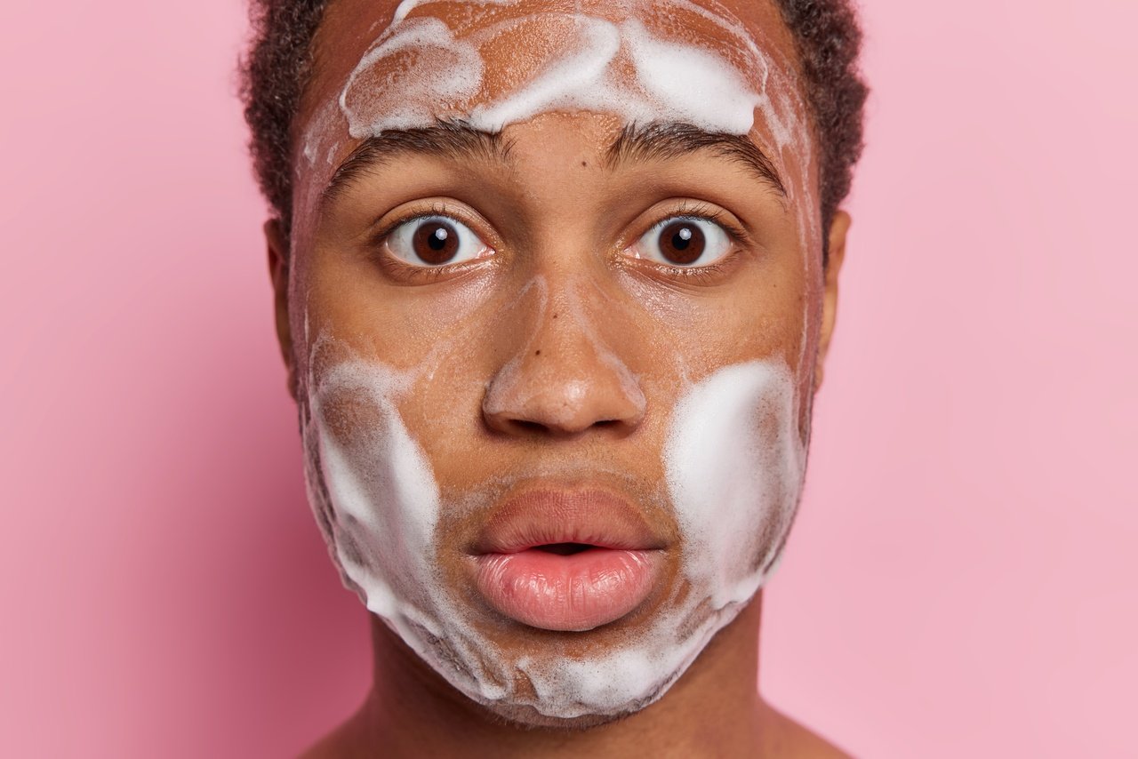 Homem fazendo a limpeza do rosto com Gel de Limpeza