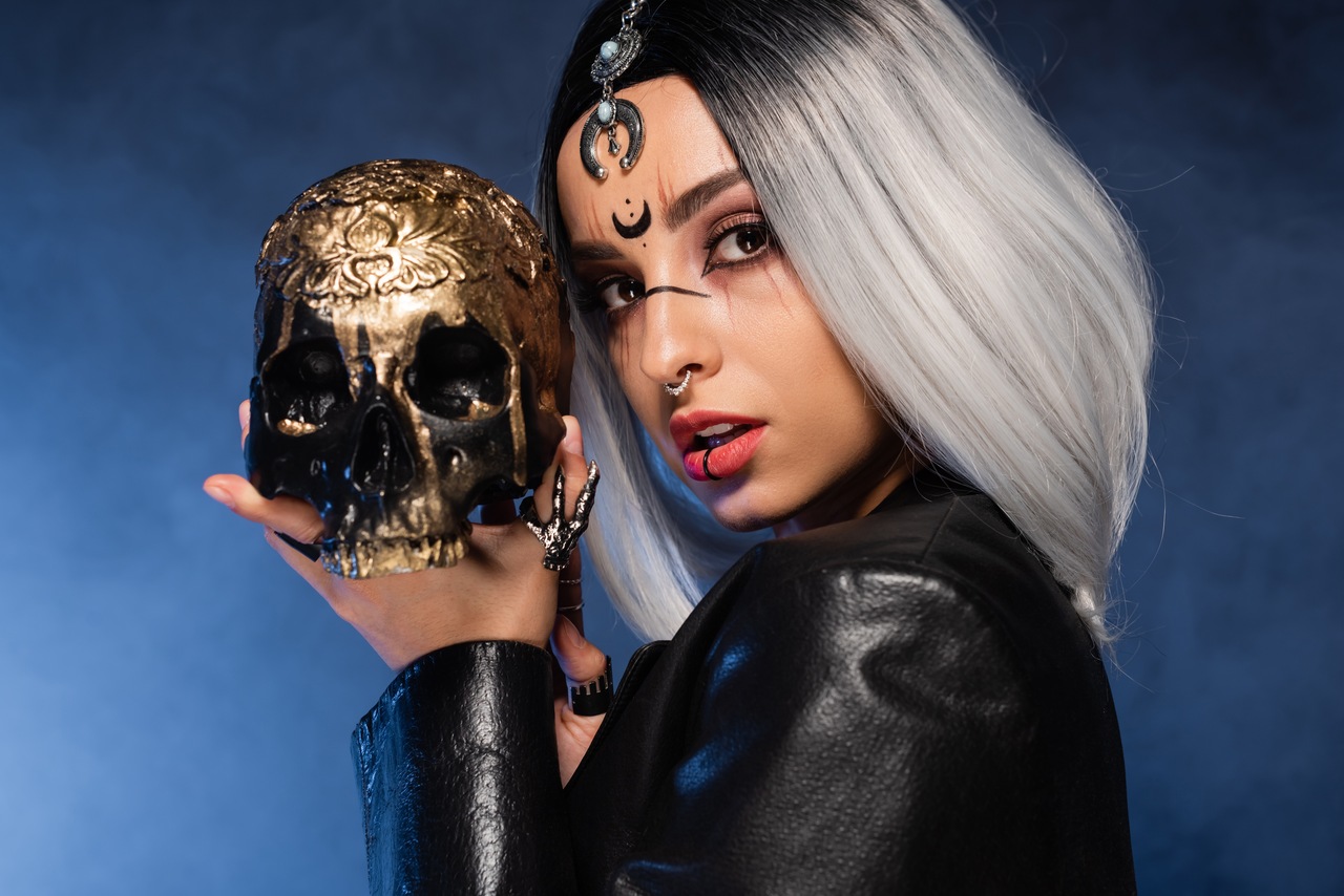 Mulher com maquiagem de halloween de bruxa