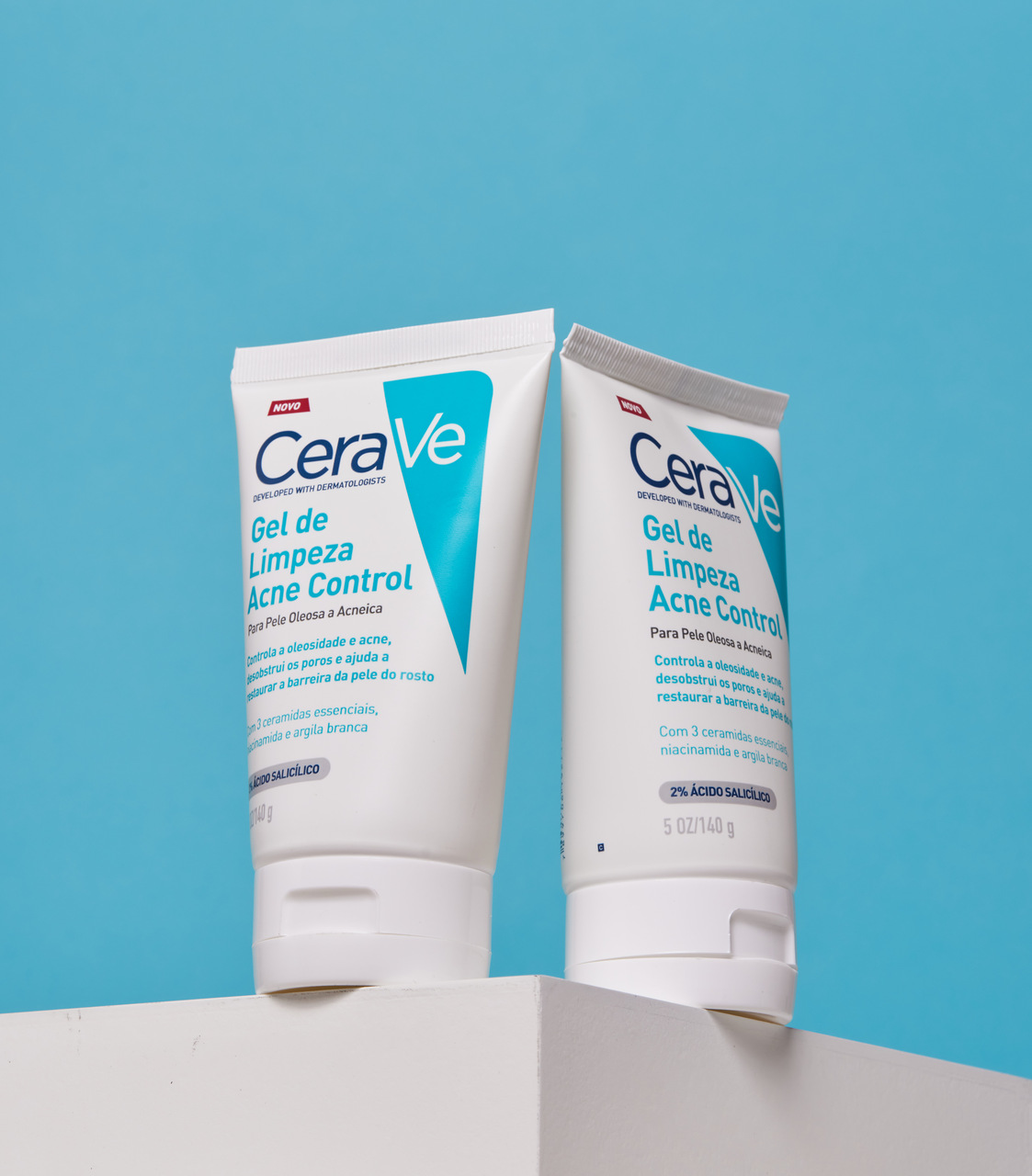 Dois produtos do Gel de limpeza acne control de Cerave um ao lado do outro