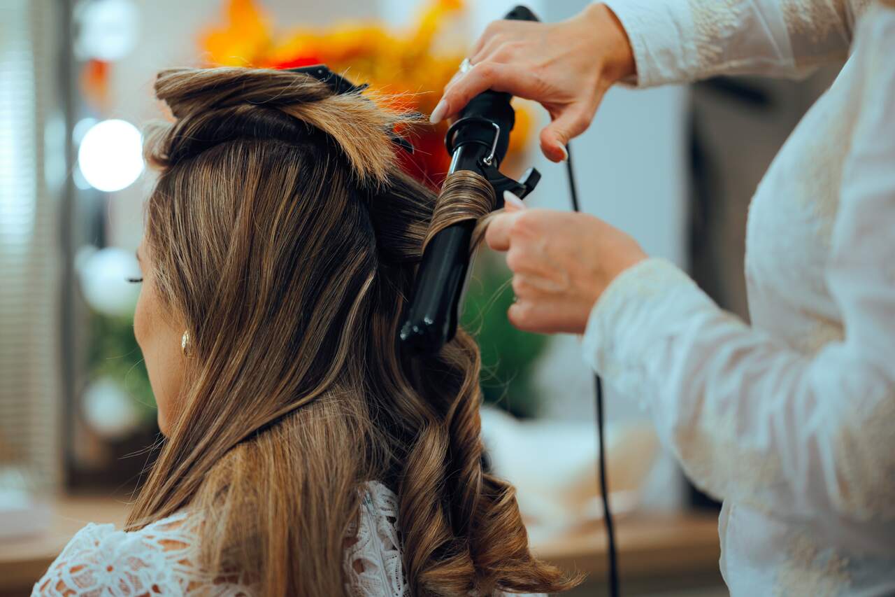 Cabelereira cacheando cabelo liso