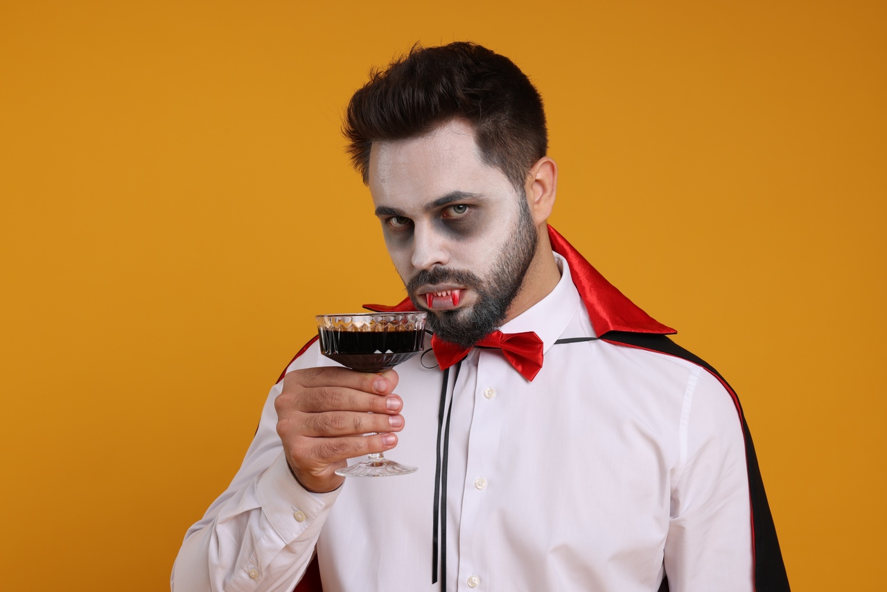Homem com maquiagem de halloween de vampiro