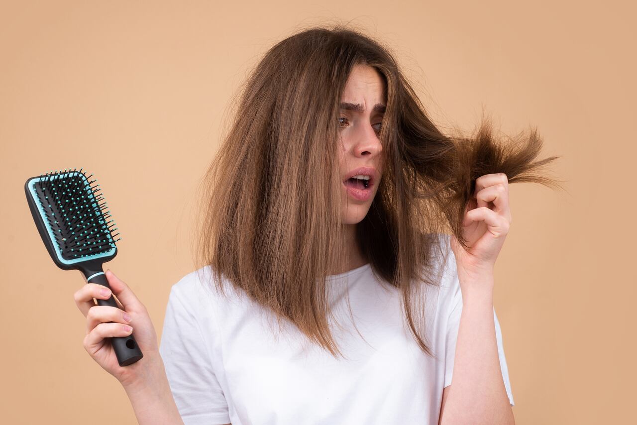 pessoa com queda de cabelo só de passar a mão por estresse