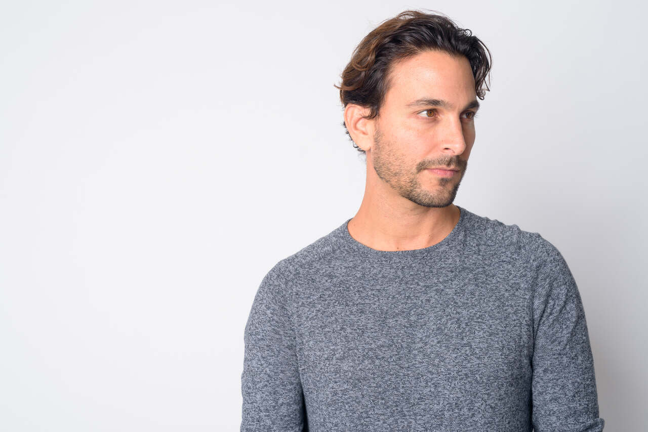 Homem com cabelo ondulado