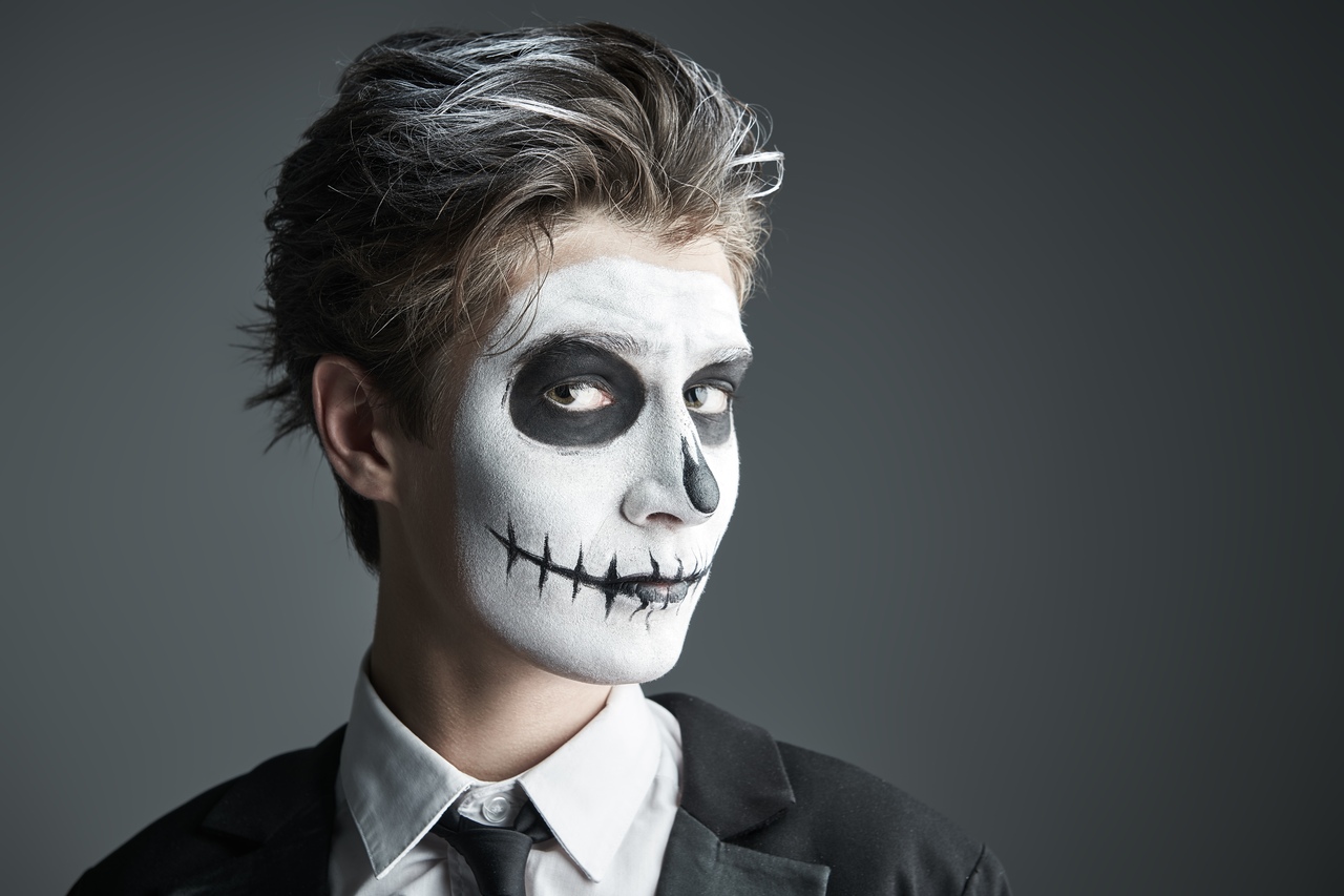 Homem com maquiagem de halloween de esqueleto
