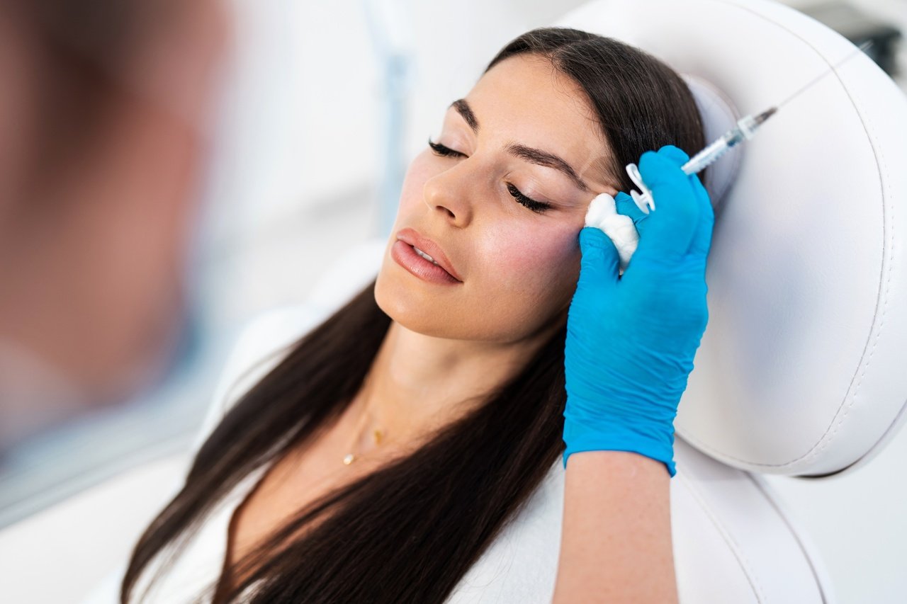 Mulher realizando procedimento de harmonização facial