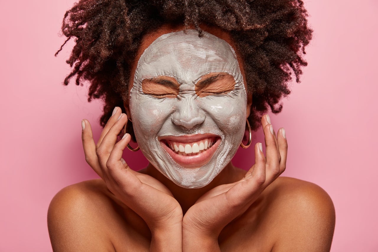 Mulher utilizando produtos para limpeza de pele