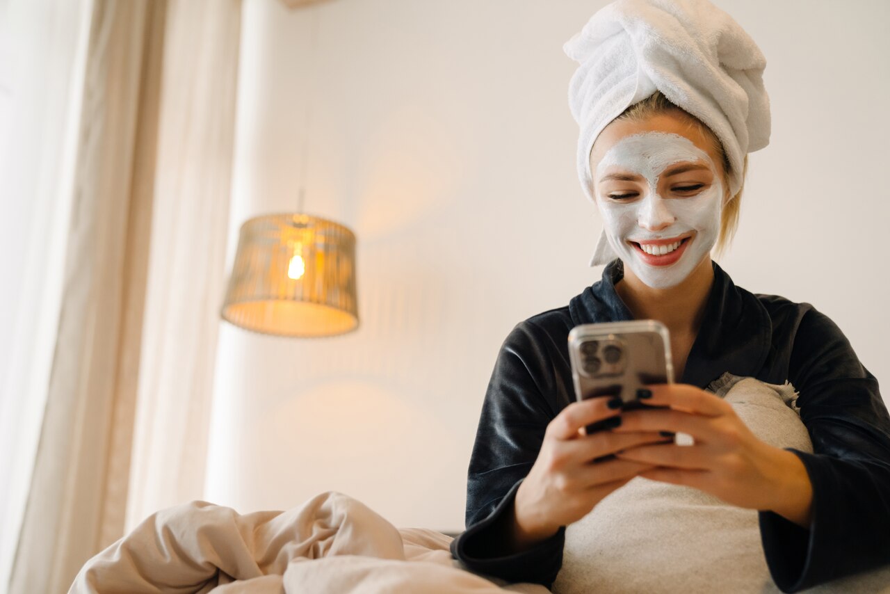 Mulher utilizando produtos para limpeza de pele pela manhã