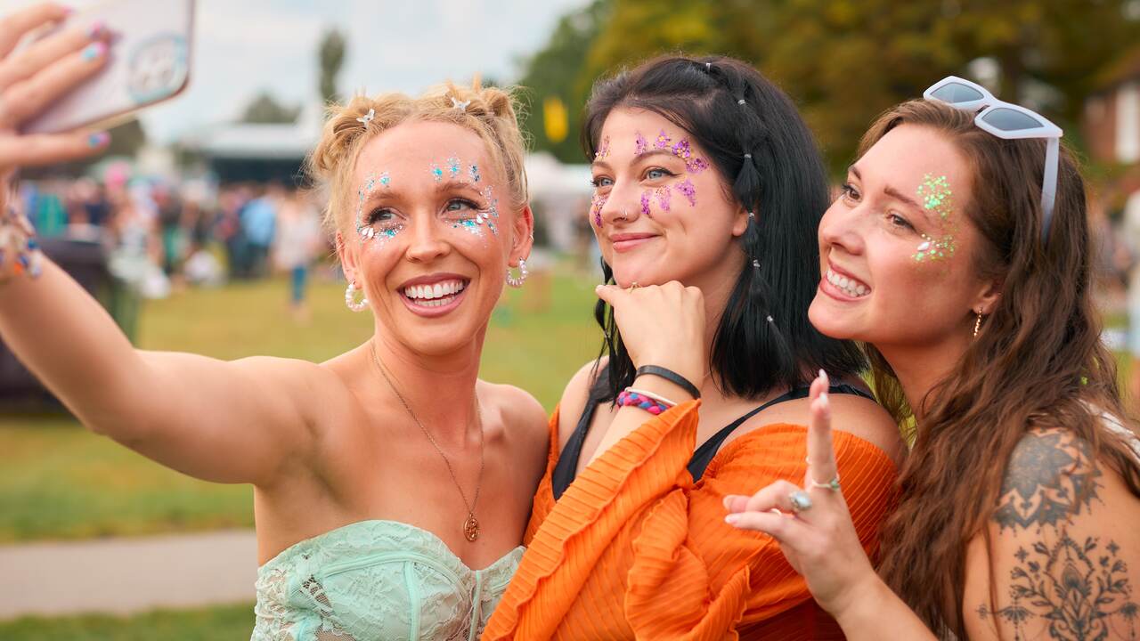 Grupo de mulheres com maquiagem de carnaval com glitter