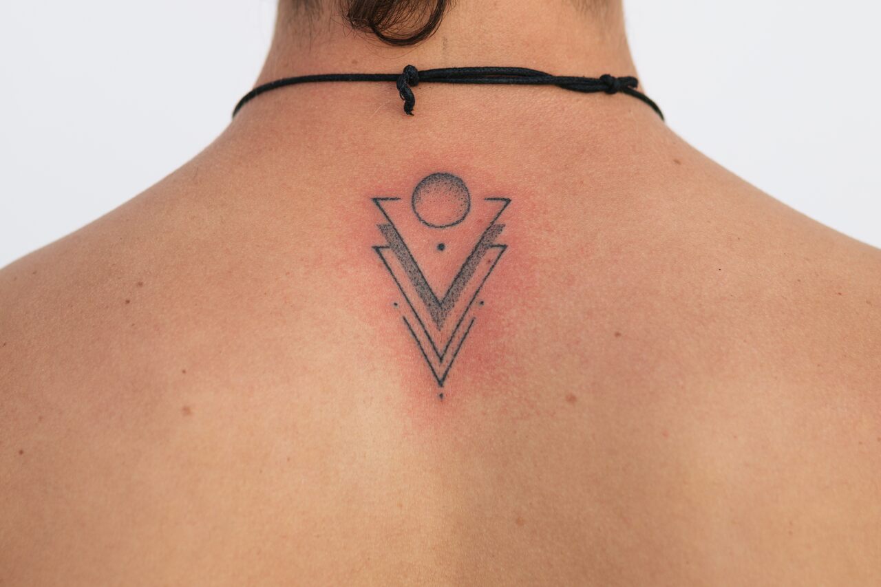 Pessoa com tatuagem recém feita e avermelhada